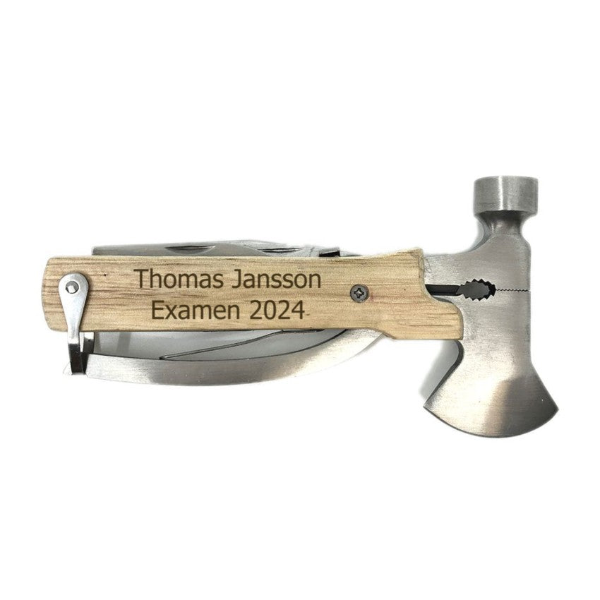 Detaljbild av lasergraverat handtag i ljust trä