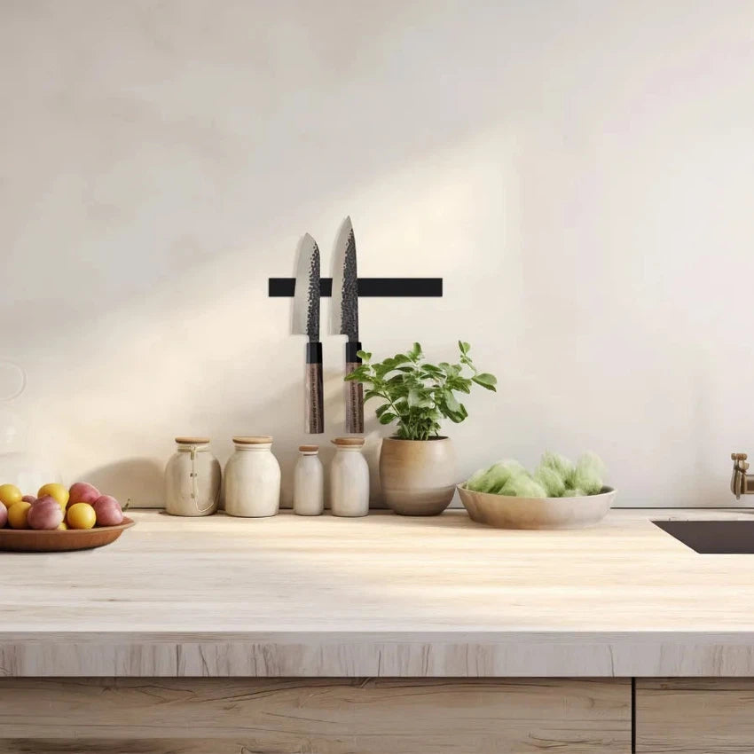 Knivset på magnetlist. Knivar som personlig present.