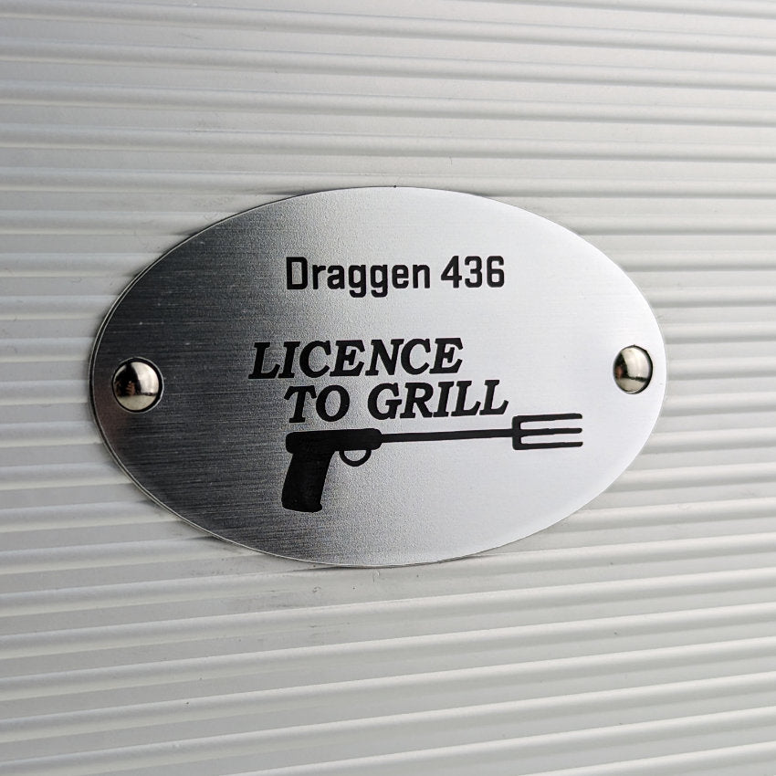 Grillset i aluminiumväska med gravyr - Licence to grill