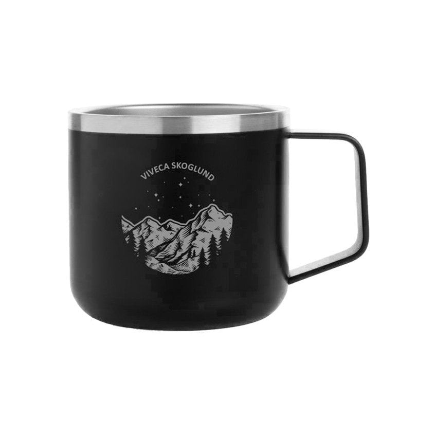 Campingmugg i rostfritt stål med personlig gravyr av bergsmotiv.