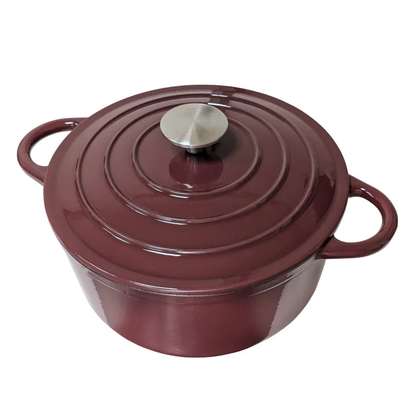 Vinröd gryta av gjutjärn med emaljerad insida