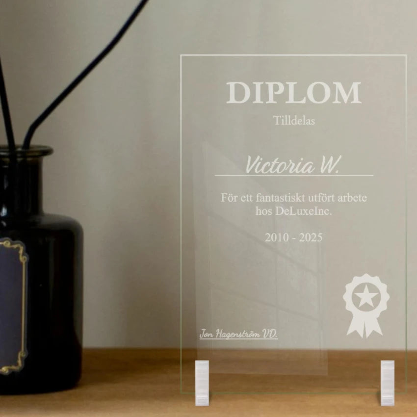 Personligt graverat diplom i glas, en elegant gåva med varaktigt värde