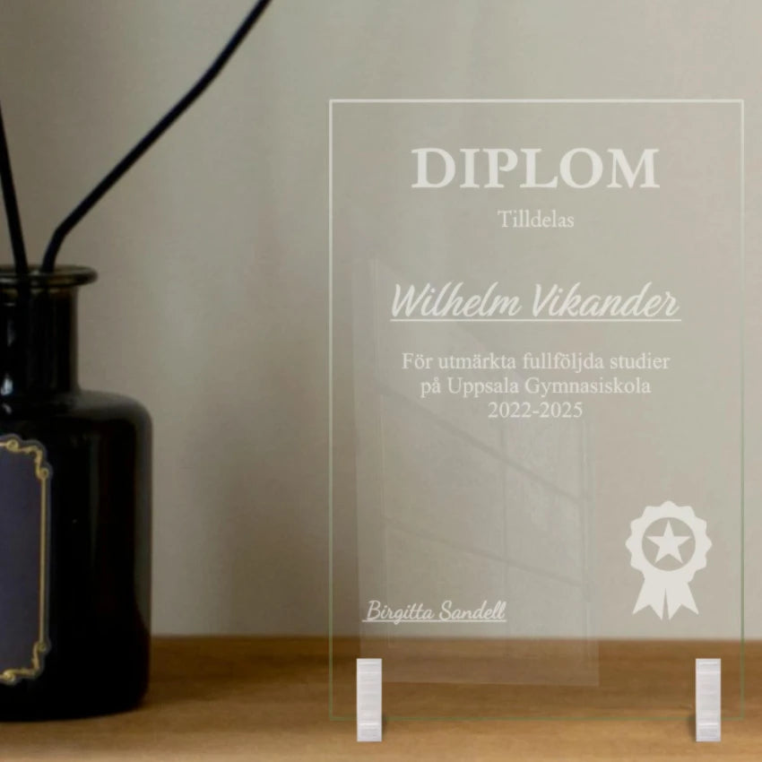 Personligt graverat diplom i glas, en elegant gåva med varaktigt värde