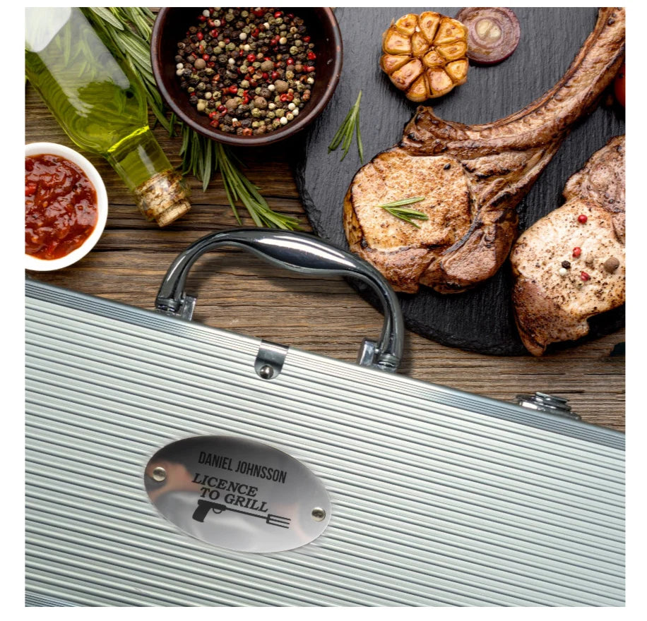 Snyggt grillset med personlig skylt
