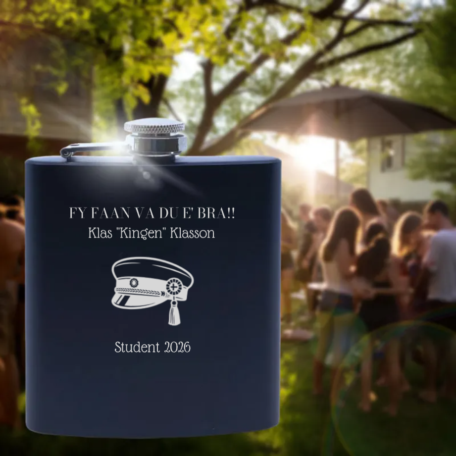 Graverad svart plunta med namn - Studentpresent