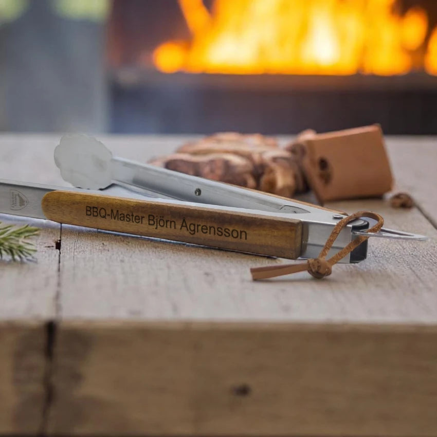 Miljöbild som visar orrefors outdoor grillverktyg med personlig gravyr