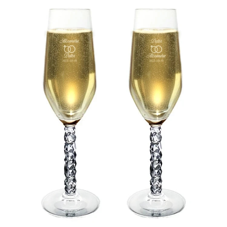 Två Orrefors Carat champagneglas med personlig gravyr