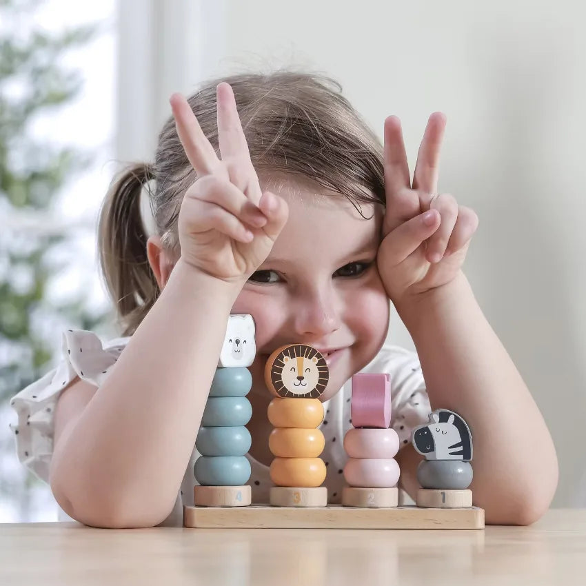 Glad flicka med pedagogisk leksak