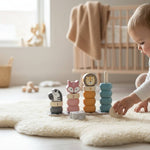 Träleksak med färgglada ringar och djurhuvuden i pastellfärger