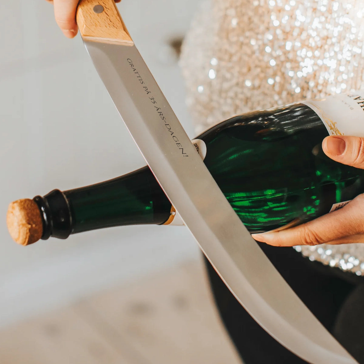 Sabreringssabel med gravyr - Köp exklusiv champagnesabel