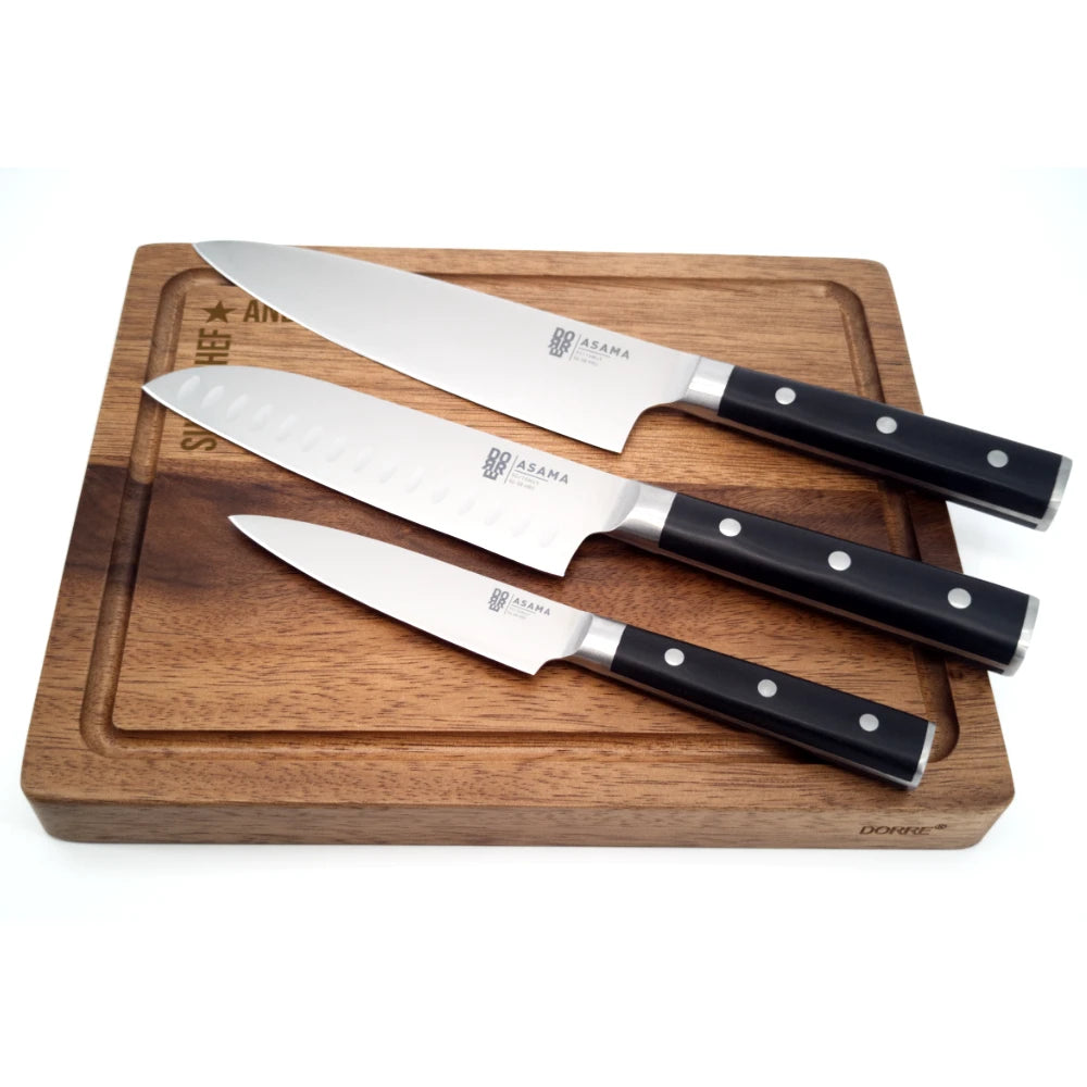 Kockkniv, santoku och allkniv från Dorre på en graverad skärbräda i akacia