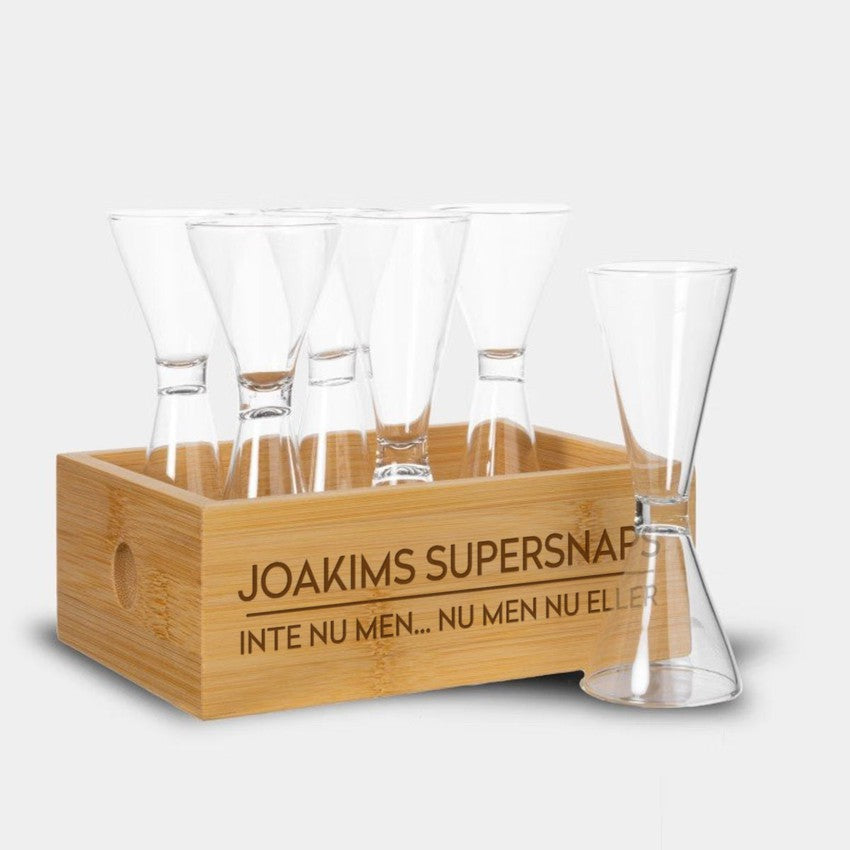 Snapsglas i låda med namn