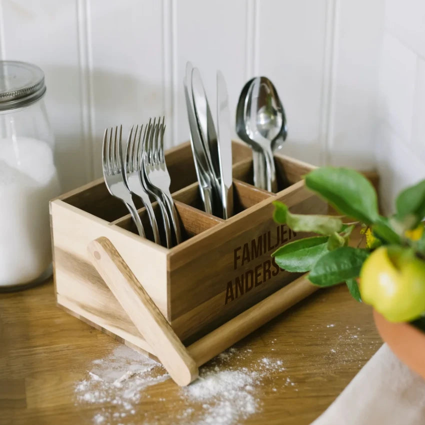 Bestickkorg i trä med graverat namn