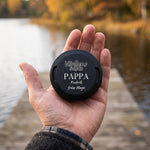 Man håller graverad snusdosa Världens bästa pappa i handen vid en brygga
