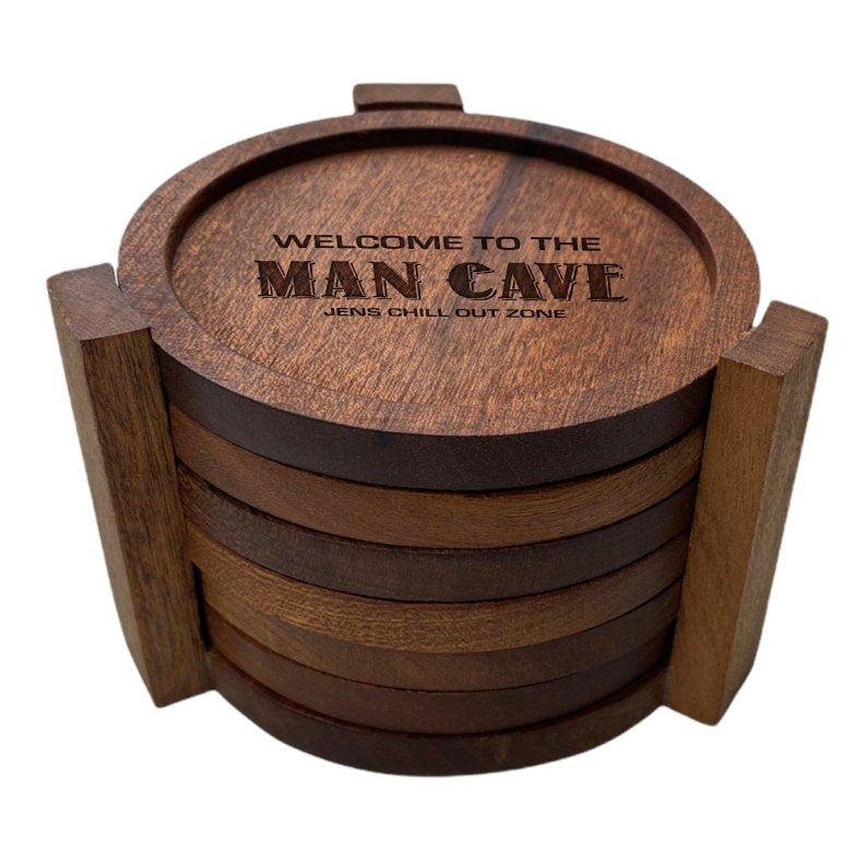 Glasunderlägg i trä med namn - Man cave