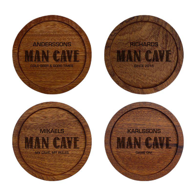 Glasunderlägg i trä med namn - Man cave
