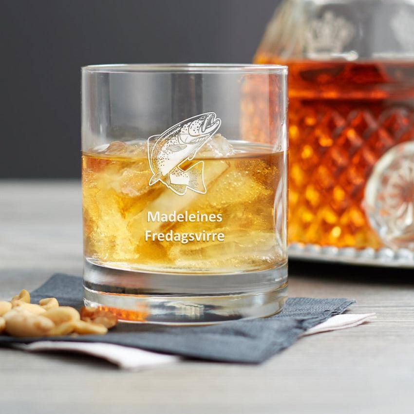 Whiskyglas med fiskemotiv och personlig text