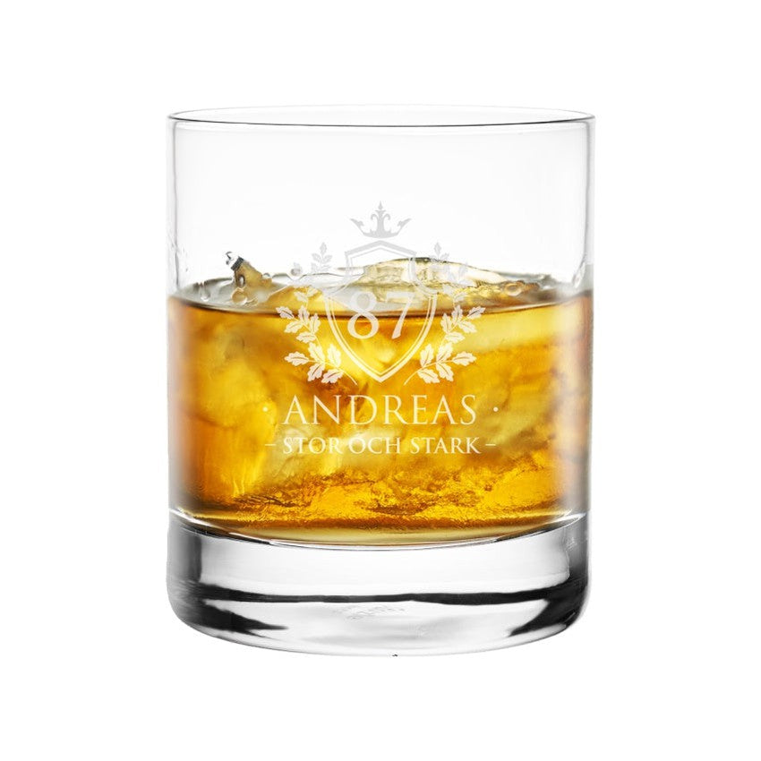 Whiskyglas med sköldmotiv och personlig gravyr.