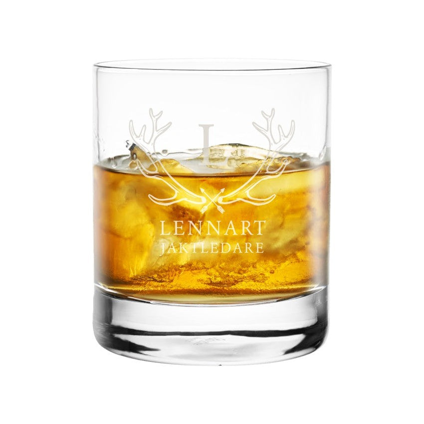 Whiskyglas med graverat jaktmotiv och personlig text.