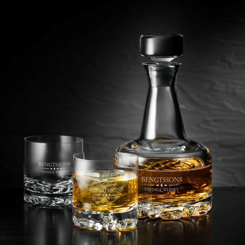 Graverad karaff med glas