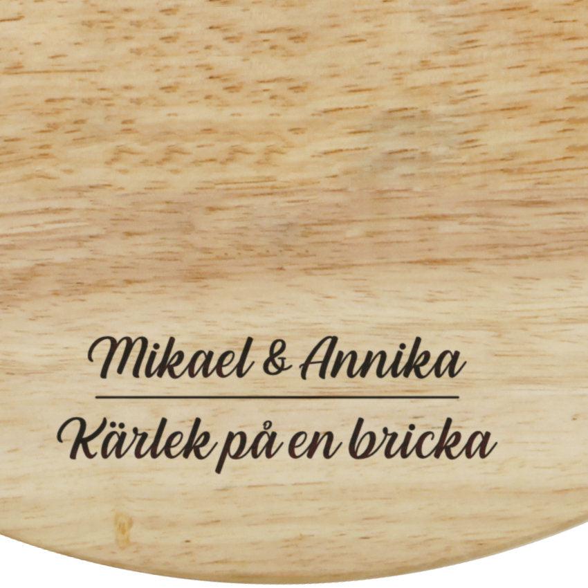 Rund skärbräda med graverad text