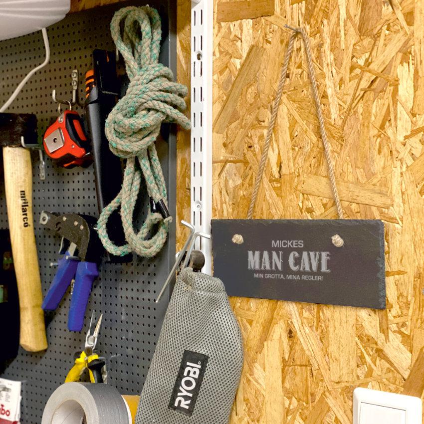 Dörrskylt till man cave med namn