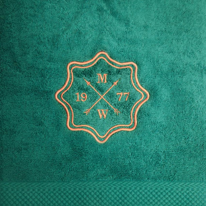 Handduk med emblem och initialer - petrol