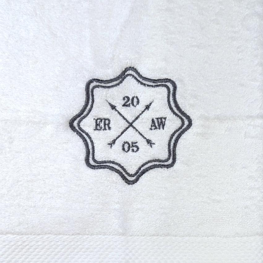 Handduk med emblem och initialer - vit