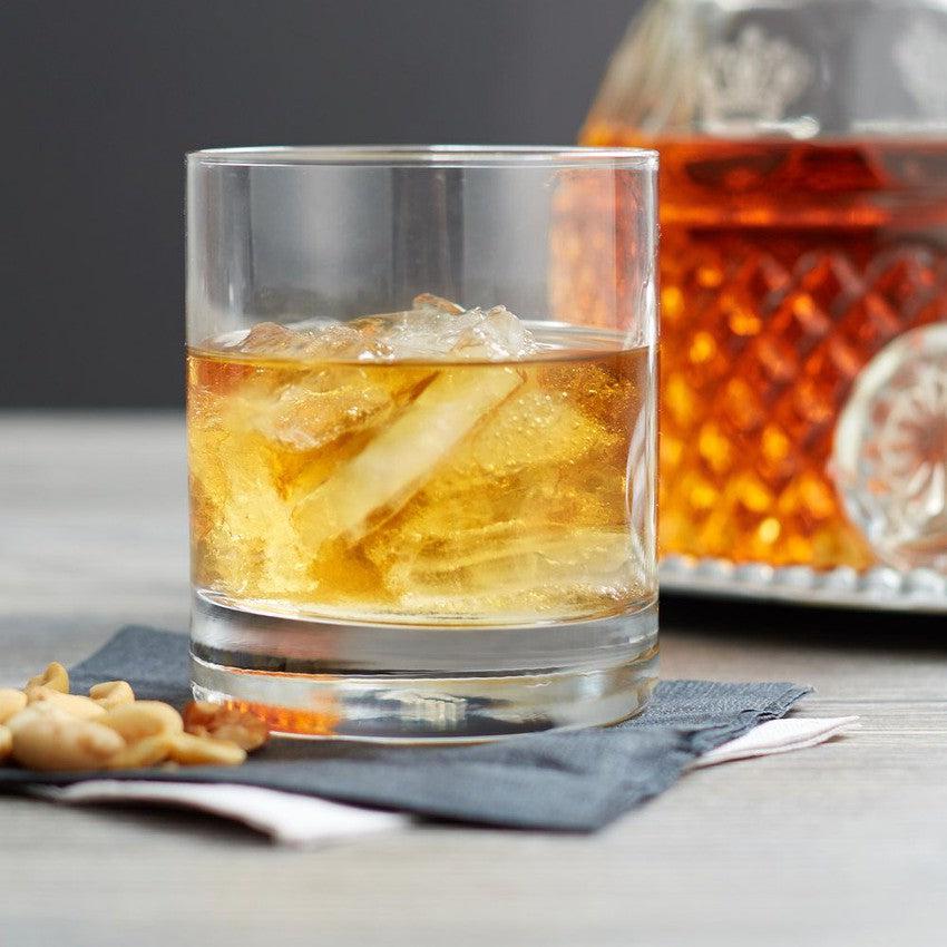 Graverat whiskyglas med initial och namn i skölddesign.